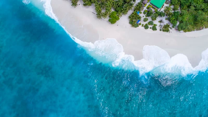 Calm aerial ocean view โ everything in sync